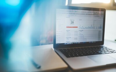 ¿Tu Google Ads está “adivinando”? Sin GA4 estás tirando dinero a ciegas